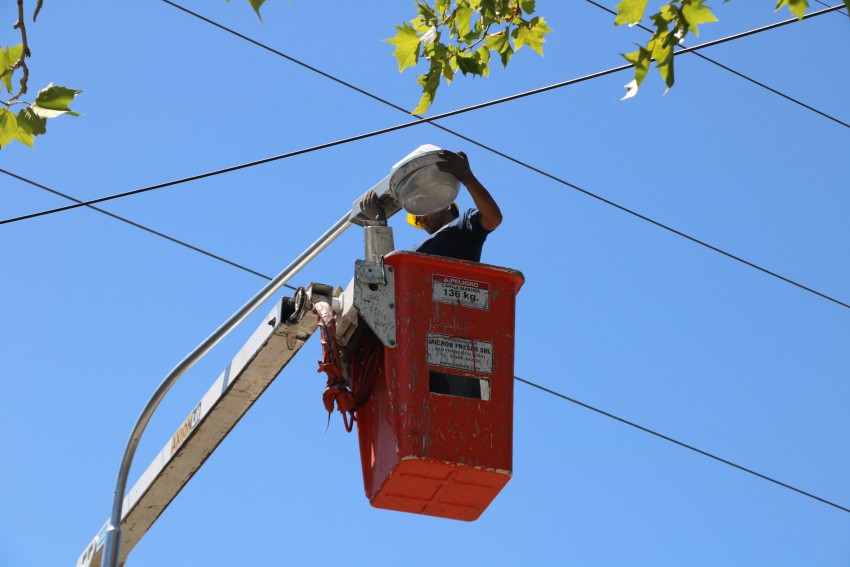 Remplazaron luminarias que habían sido dañadas en accidentes viales