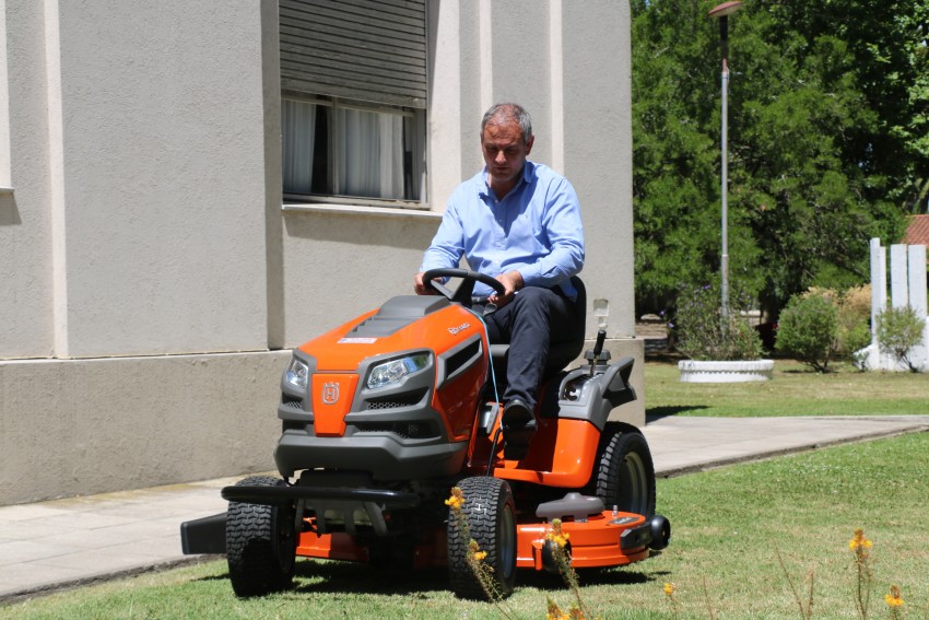 El municipio adquiri un tractor de cortar csped