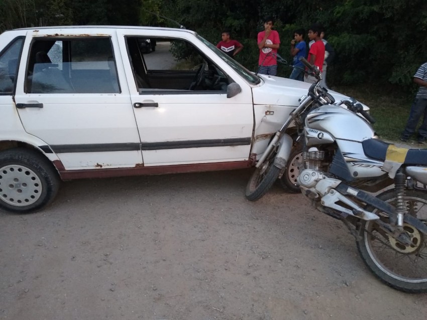 Una moto impact contra un auto y un hombre result herido