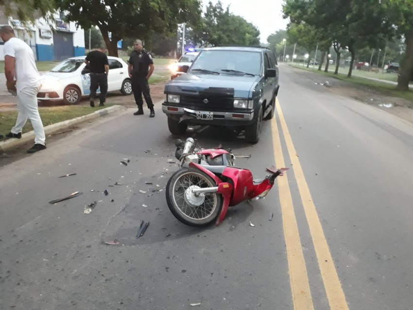 Iban 4 en una moto y colisionaron con una camioneta