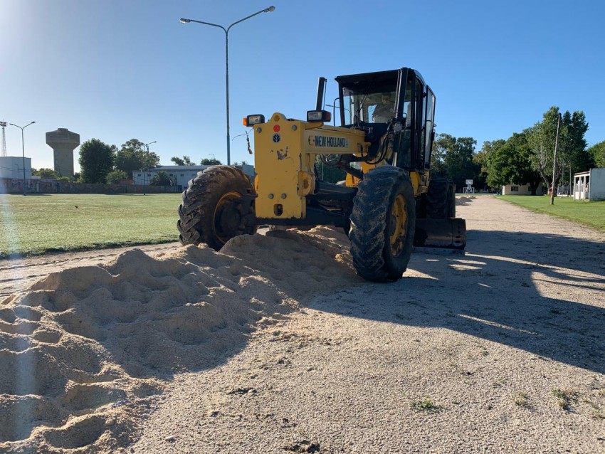 Iniciaron los trabajos para mejorar el estado de la pista de atletismo