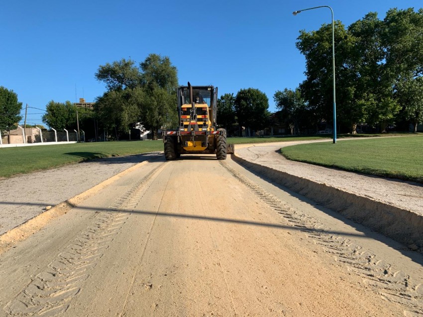 Iniciaron los trabajos para mejorar el estado de la pista de atletismo