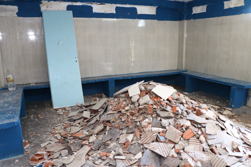 Iniciaron la reconstrucción de los vestuarios en el Estadio Municipal