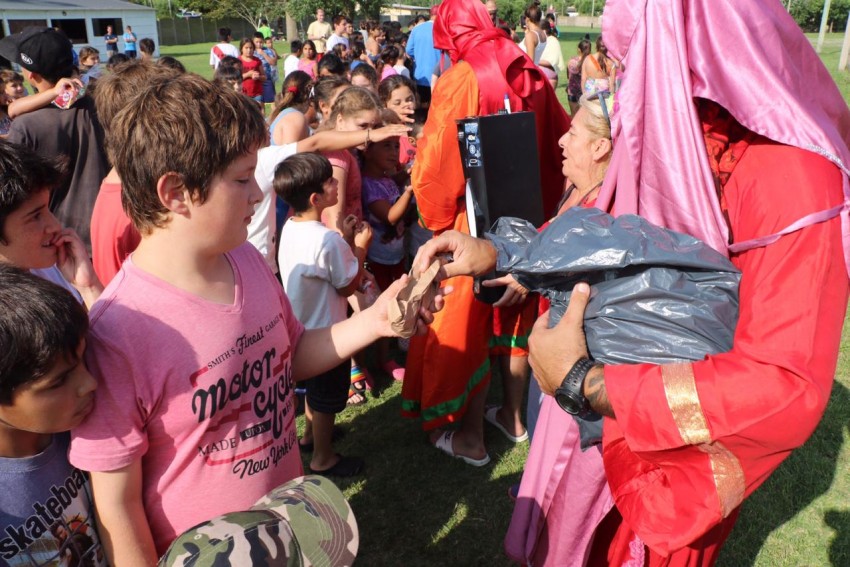 Con m�s de 180 chicos y la visita de los reyes inici� la colonia de ve