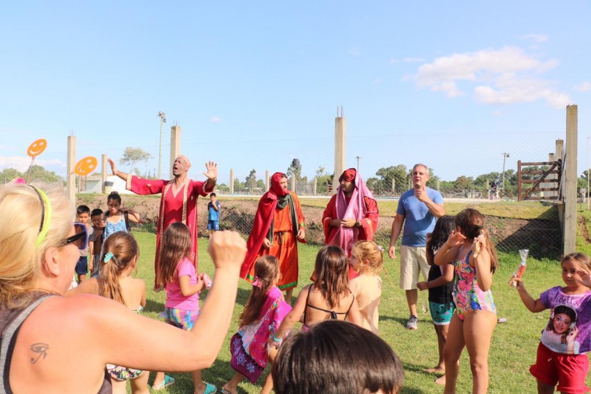 Con m�s de 180 chicos y la visita de los reyes inici� la colonia de ve