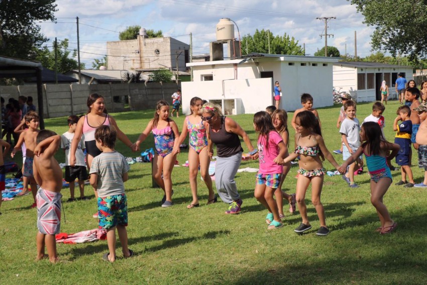 Con m�s de 180 chicos y la visita de los reyes inici� la colonia de ve