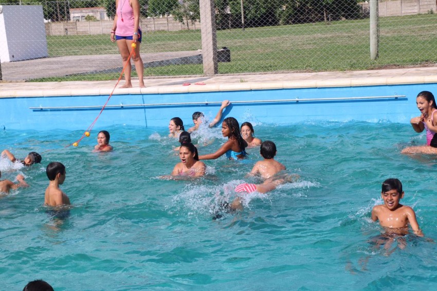 Con m�s de 180 chicos y la visita de los reyes inici� la colonia de ve