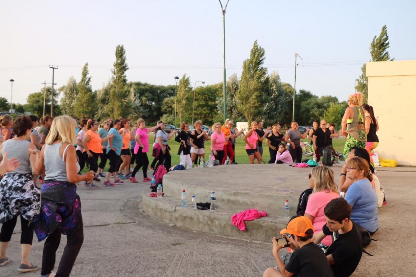 Ms de 100 personas se prendieron con zumba en las Tardecitas Cultural