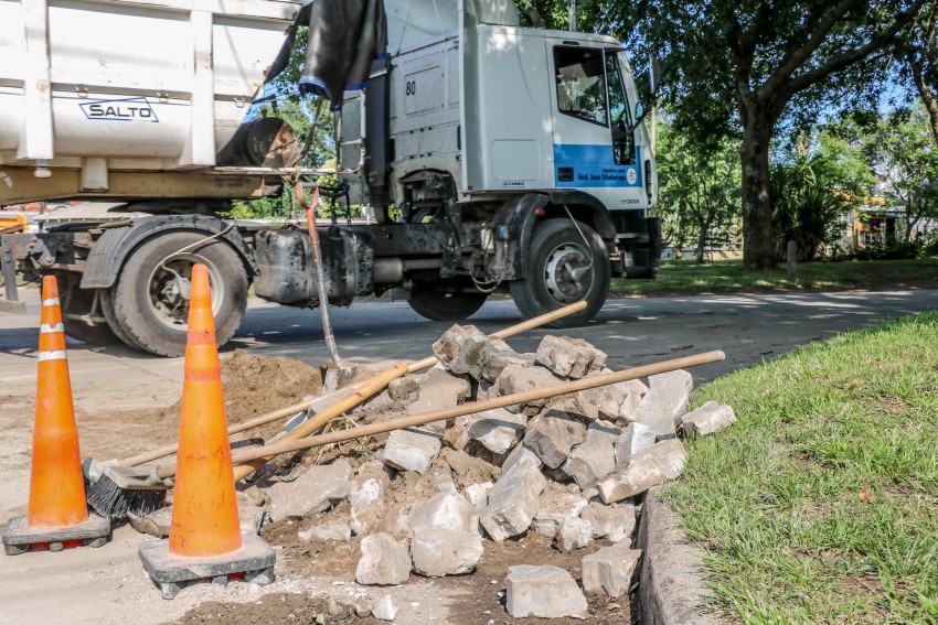 Realizan nuevos trabajos de bacheo con adoquines