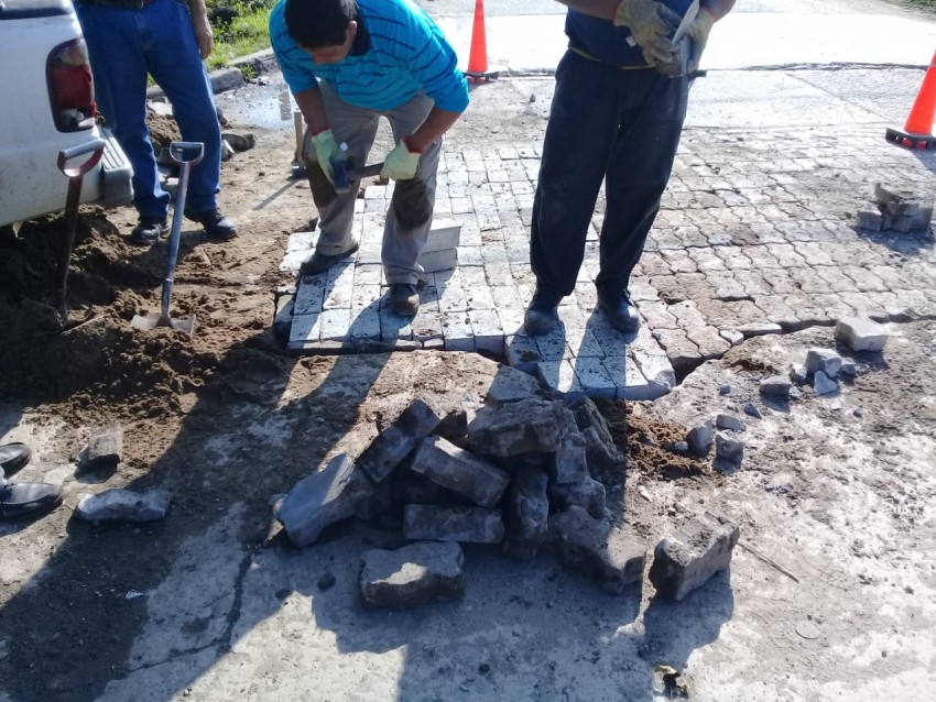Realizan nuevos trabajos de bacheo con adoquines