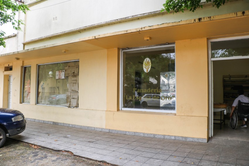 Daaron una vidriera de un comercio