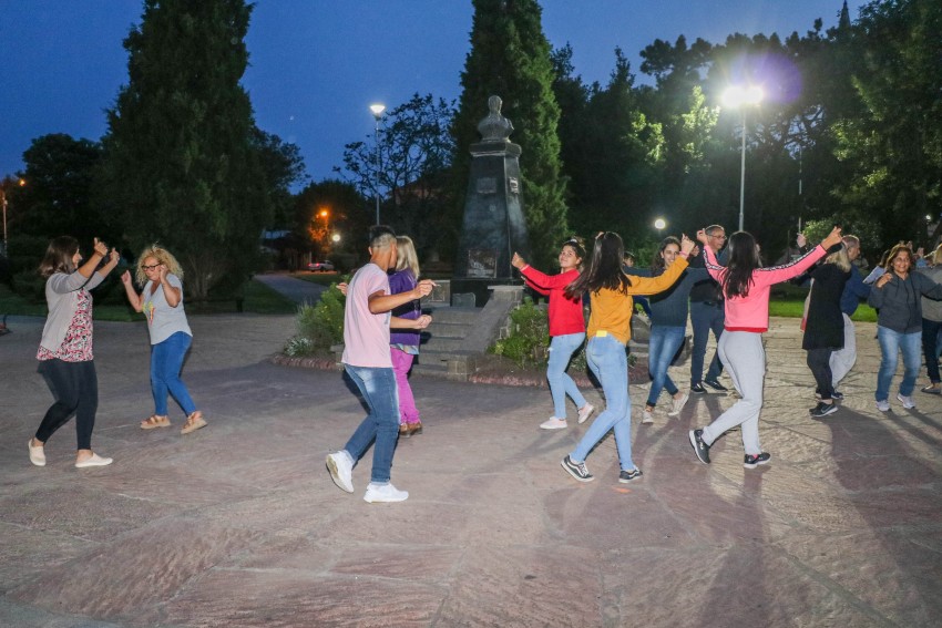 Las clases de folclore convocaron a residentes  y turistas