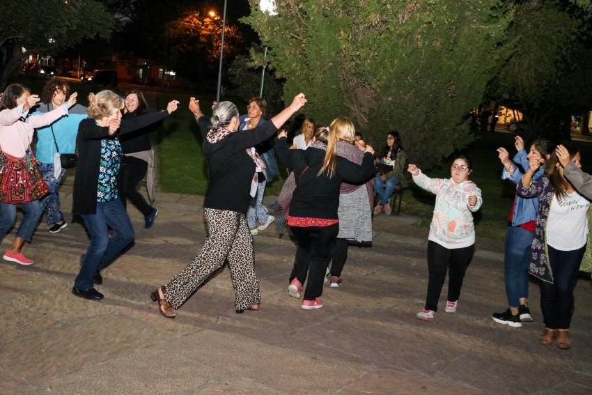 Las clases de folclore convocaron a residentes  y turistas