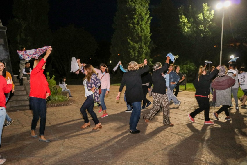 Las clases de folclore convocaron a residentes  y turistas