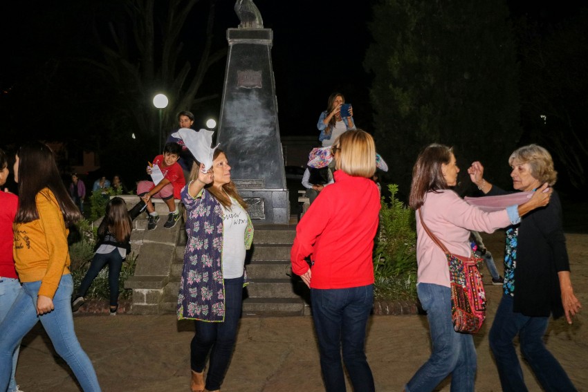 Las clases de folclore convocaron a residentes  y turistas