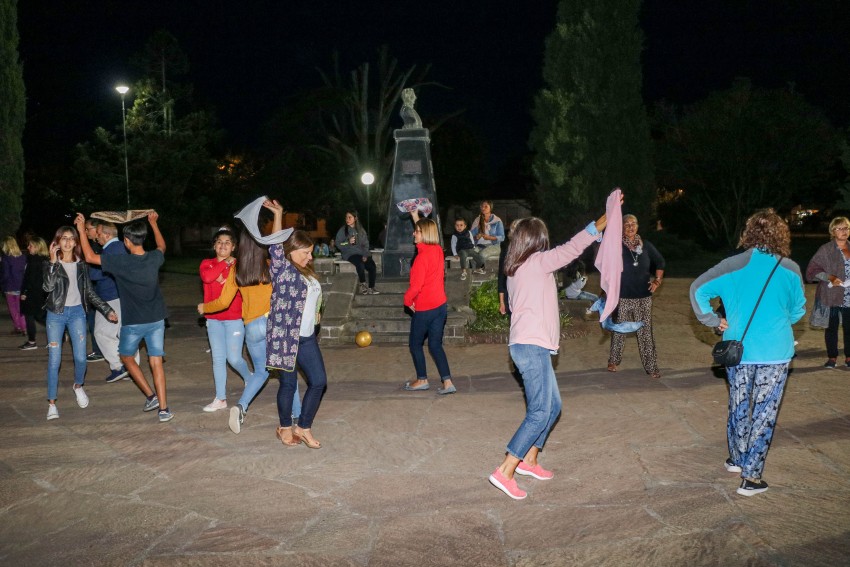 Las clases de folclore convocaron a residentes  y turistas