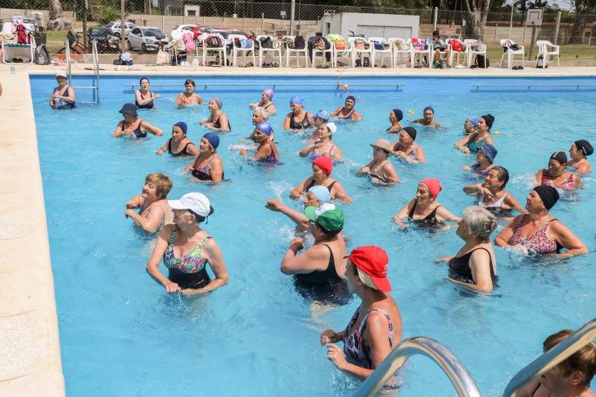 Alumnas de  aquagym disfrutaron de una hamburgueseada en el predio de 