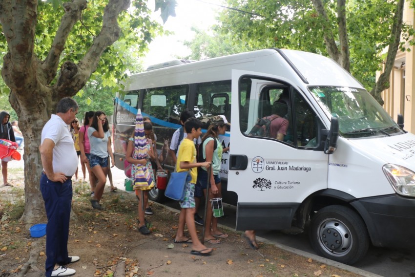 Alumnos de las Escuelas de Verano disfrutaron de un da de playa en Pi
