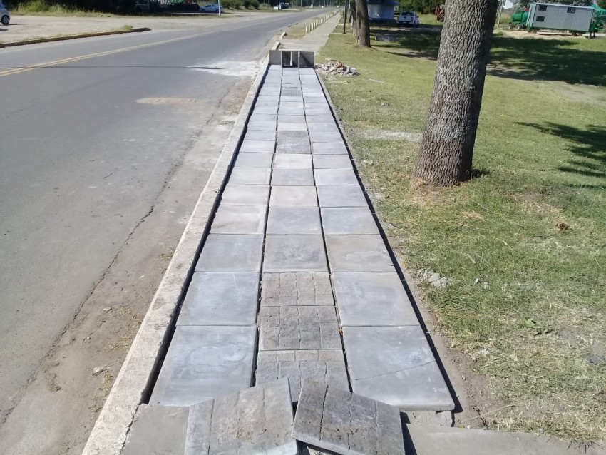 Colocan baldosas para finalizar las veredas en Illia y Pellegrini