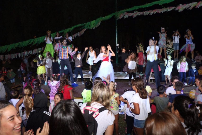 Ms de 400 personas disfrutaron de Caperucita Roja en el predio del fe