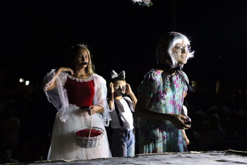 Ms de 400 personas disfrutaron de Caperucita Roja en el predio del fe