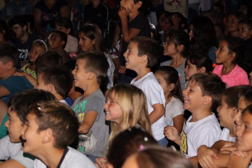 Ms de 400 personas disfrutaron de Caperucita Roja en el predio del fe