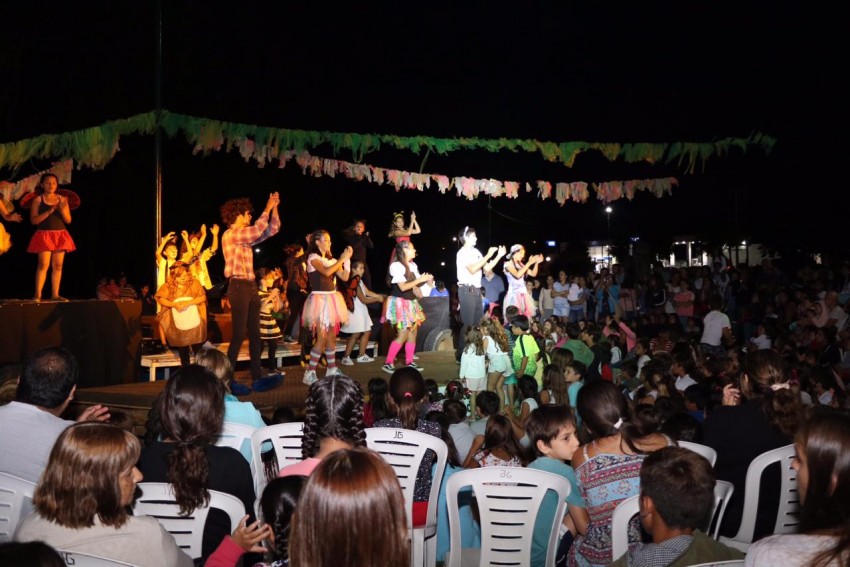 Ms de 400 personas disfrutaron de Caperucita Roja en el predio del fe