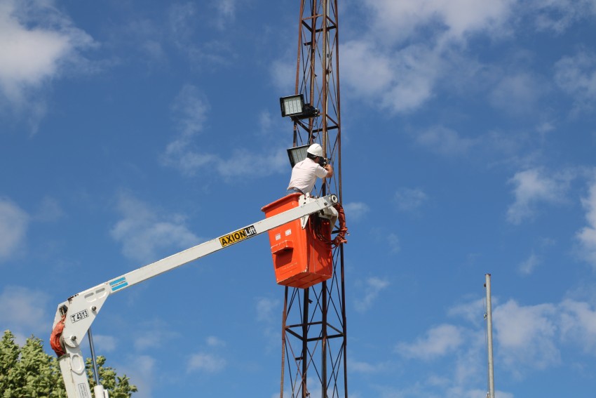 Realizaron el mantenimiento integral de iluminacin en el estadio Fran