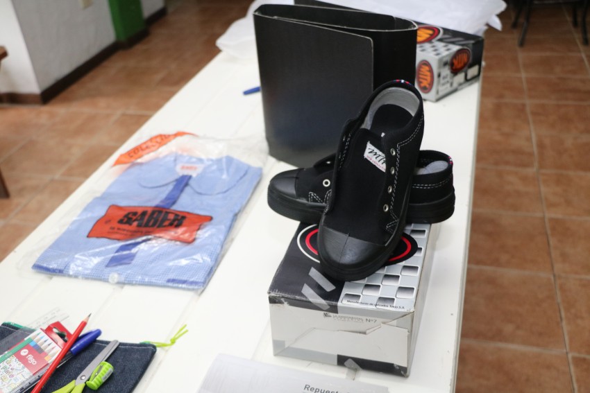 Santoro entregó kits escolares en los distintos barrios de la ciudad
