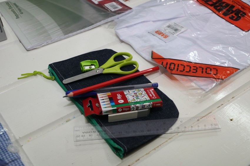 Santoro entregó kits escolares en los distintos barrios de la ciudad
