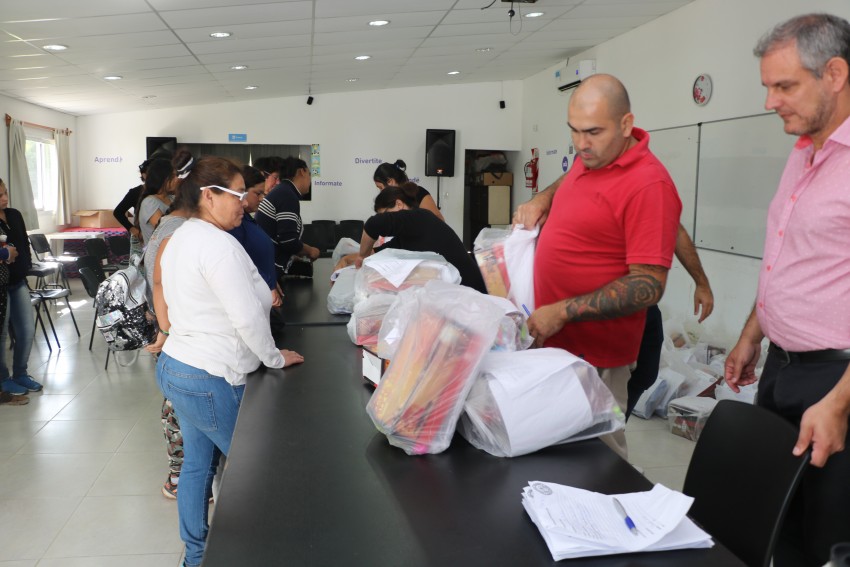 Santoro entregó kits escolares en los distintos barrios de la ciudad