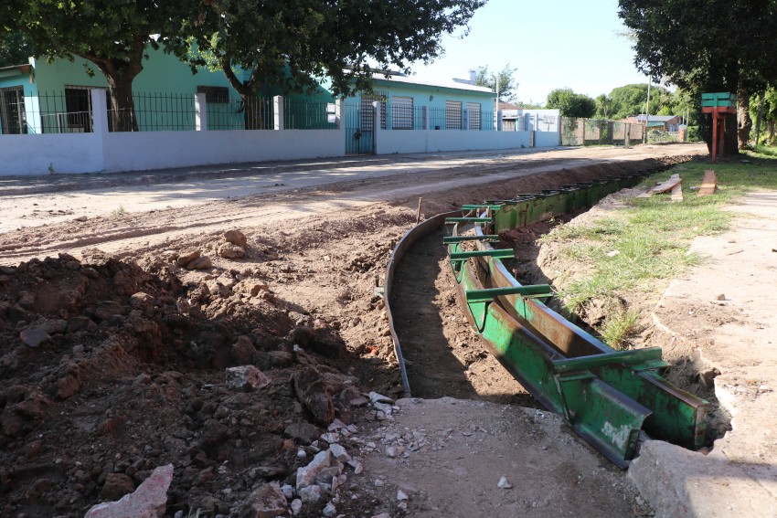 Volcaron el hormigón para avanzar en la obra de cordón cuneta
