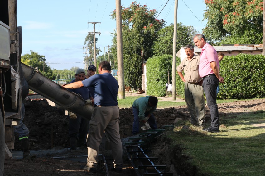 Volcaron el hormigón para avanzar en la obra de cordón cuneta