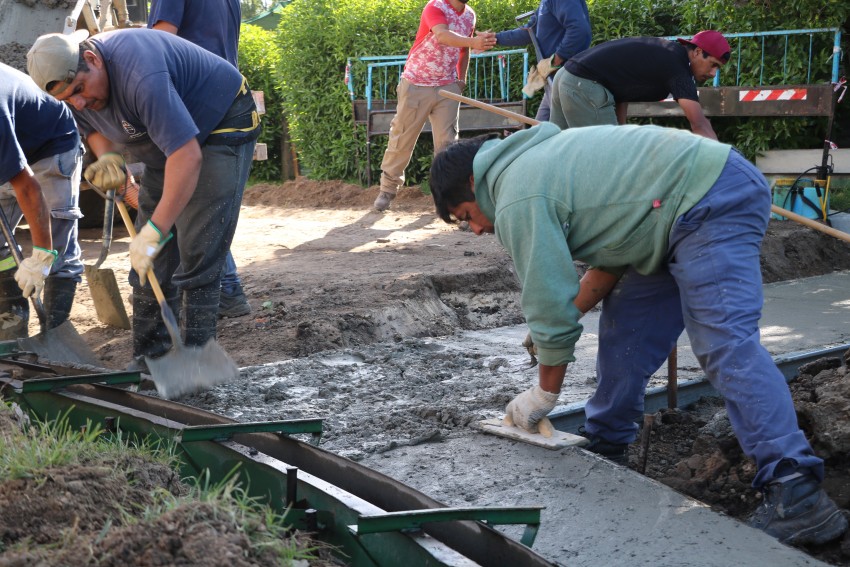 Volcaron el hormigón para avanzar en la obra de cordón cuneta