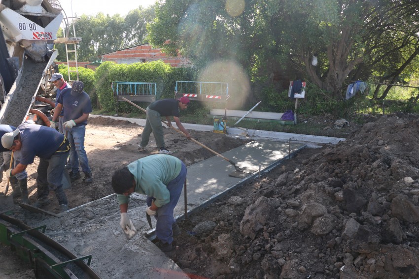 Volcaron el hormigón para avanzar en la obra de cordón cuneta