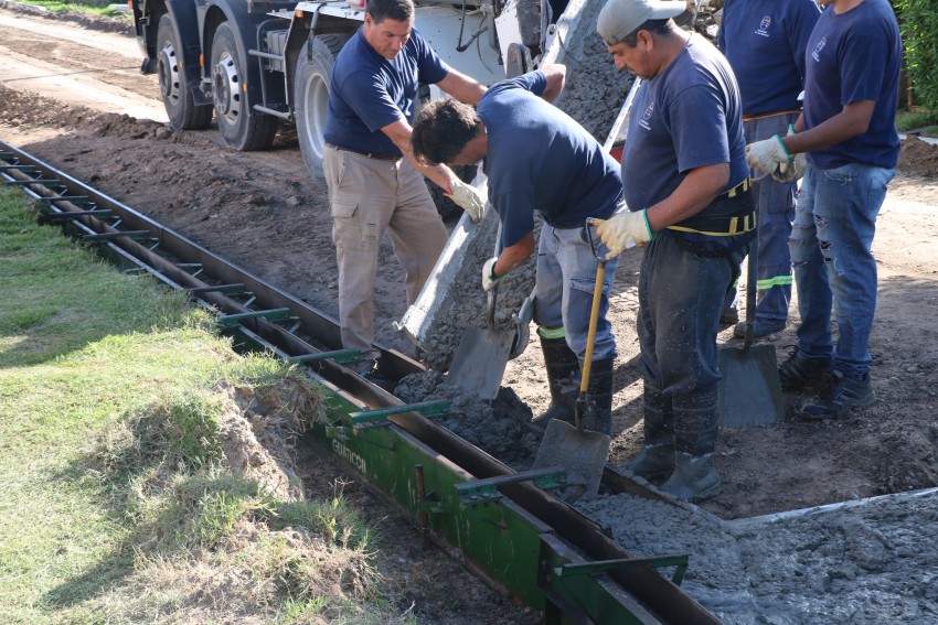 Volcaron el hormigón para avanzar en la obra de cordón cuneta