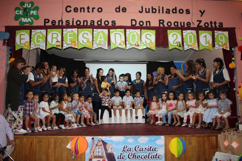 Egresaron 24 alumnos del maternal 