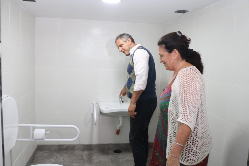 Inauguraron un ba�o y una rampa de acceso para discapacitados en la Es