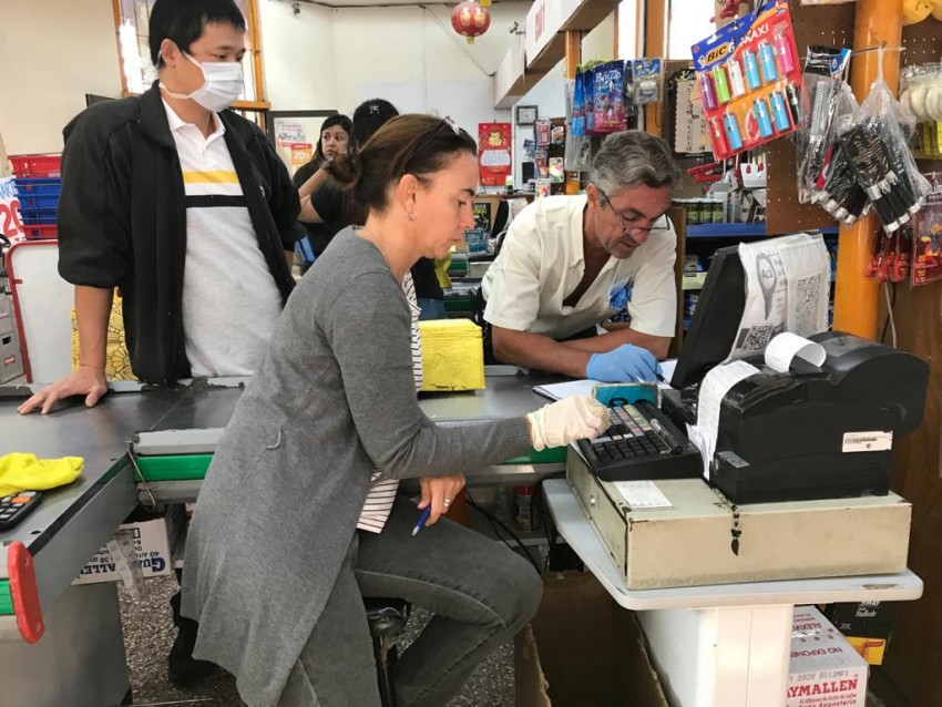 Supervisan que los comerciantes respeten los precios m�ximos estableci