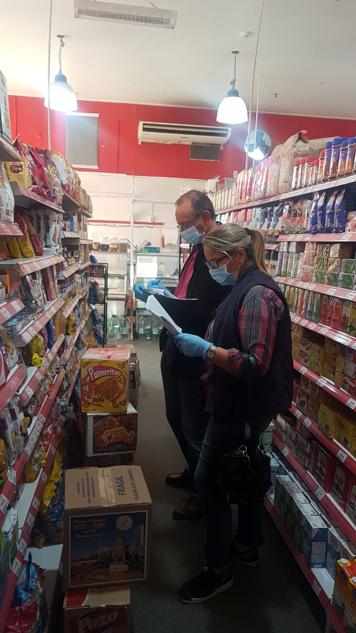 Supervisan que los comerciantes respeten los precios m�ximos estableci