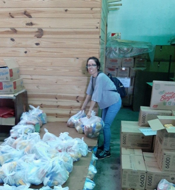 El municipio reparte alimentos a los vecinos que más lo necesitan