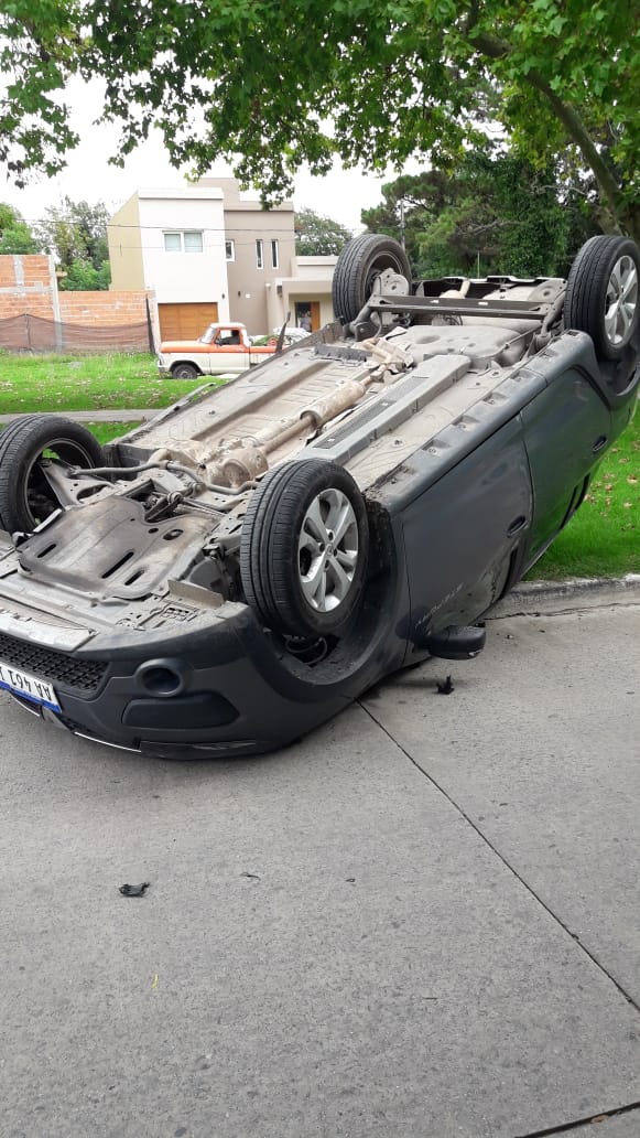 Choque y vuelco en la Avenida Buenos Aires