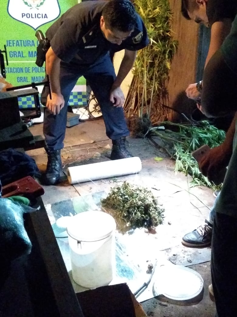 Allanamiento positivo con tres personas aprehendidas en el barrio Belg