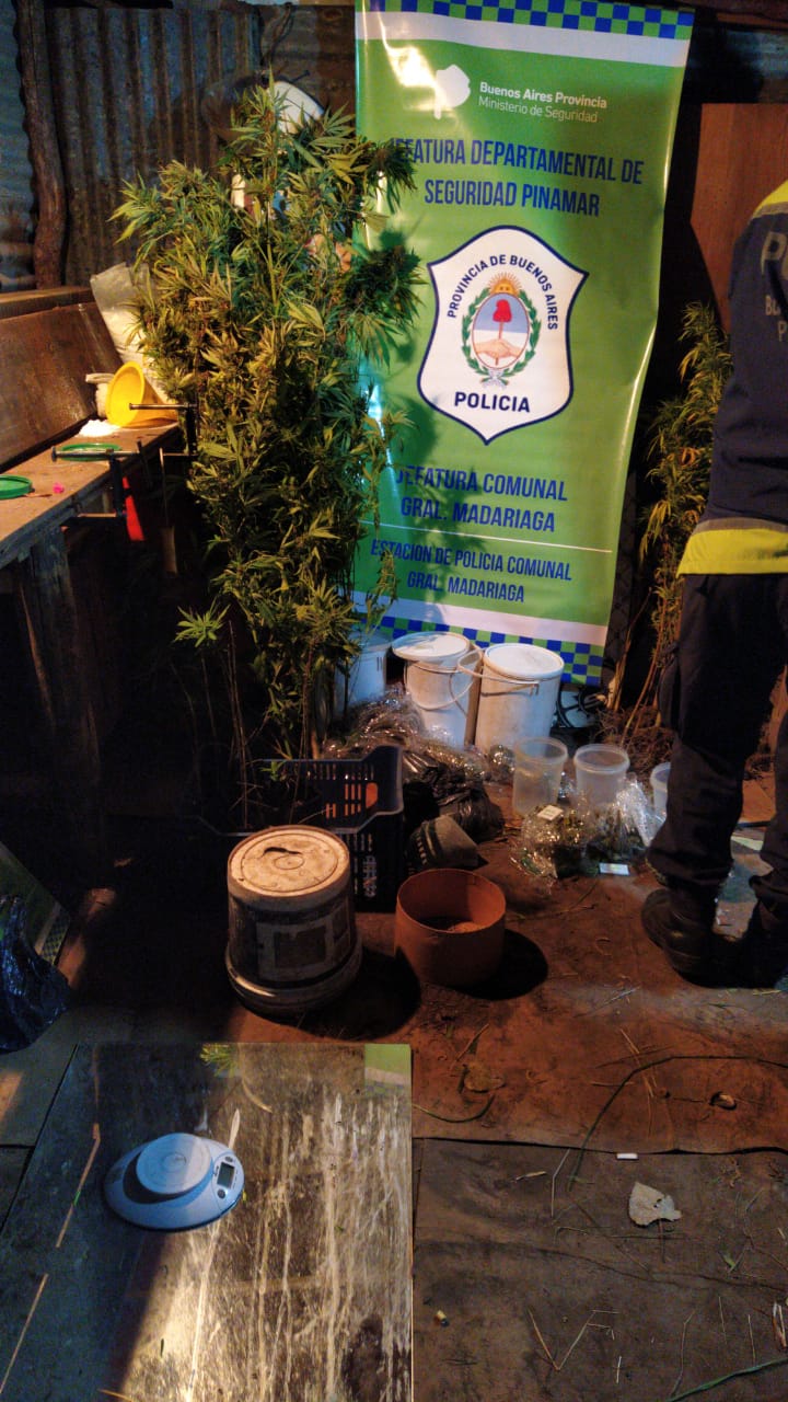 Allanamiento positivo con tres personas aprehendidas en el barrio Belg