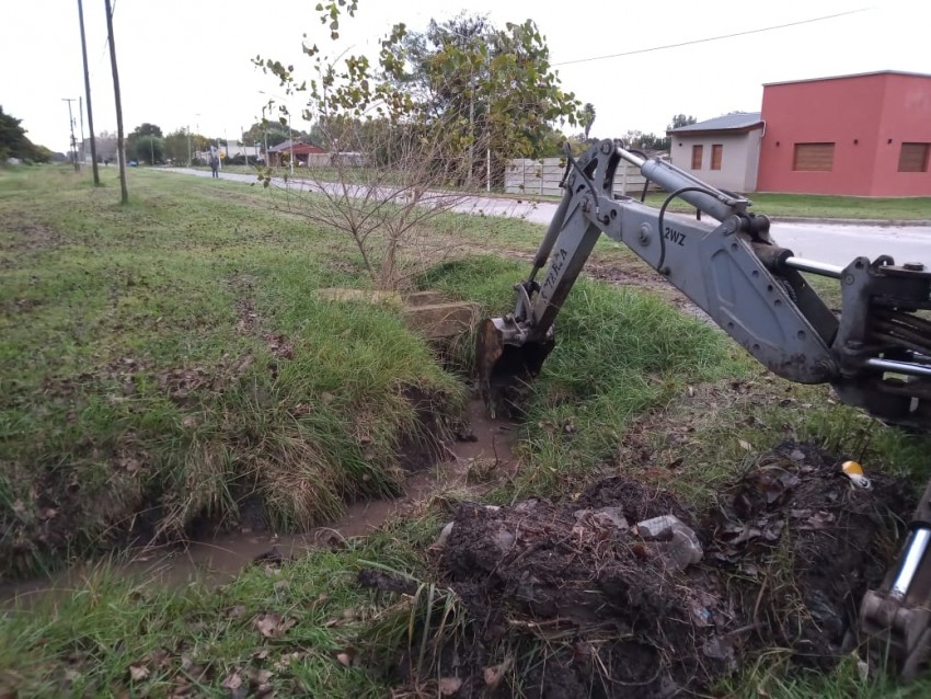 Continan con la limpieza de canales a cielo abierto sobre calle Rivad