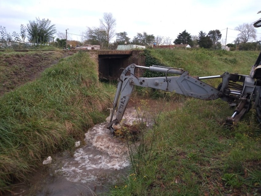 Continúan con la limpieza de canales a cielo abierto sobre calle Rivad