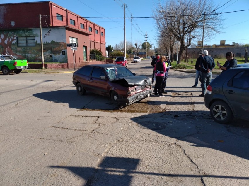 Dos autos colisionaron y un hombre fue traslado al Hospital