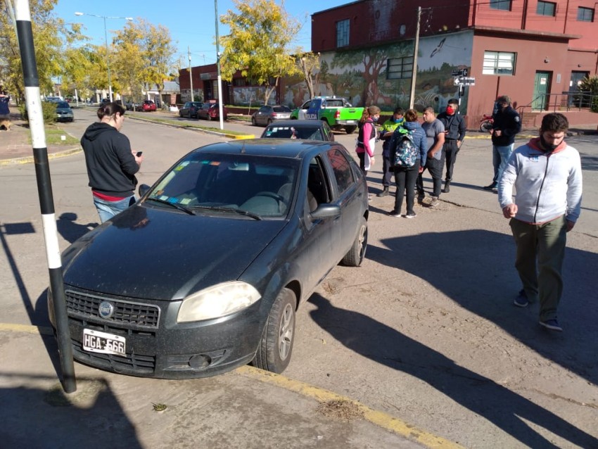 Dos autos colisionaron y un hombre fue traslado al Hospital