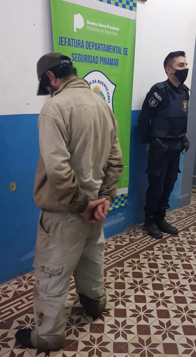 Le arrojaron botellas y jarras de vidrio a la polic�a y terminaron apr