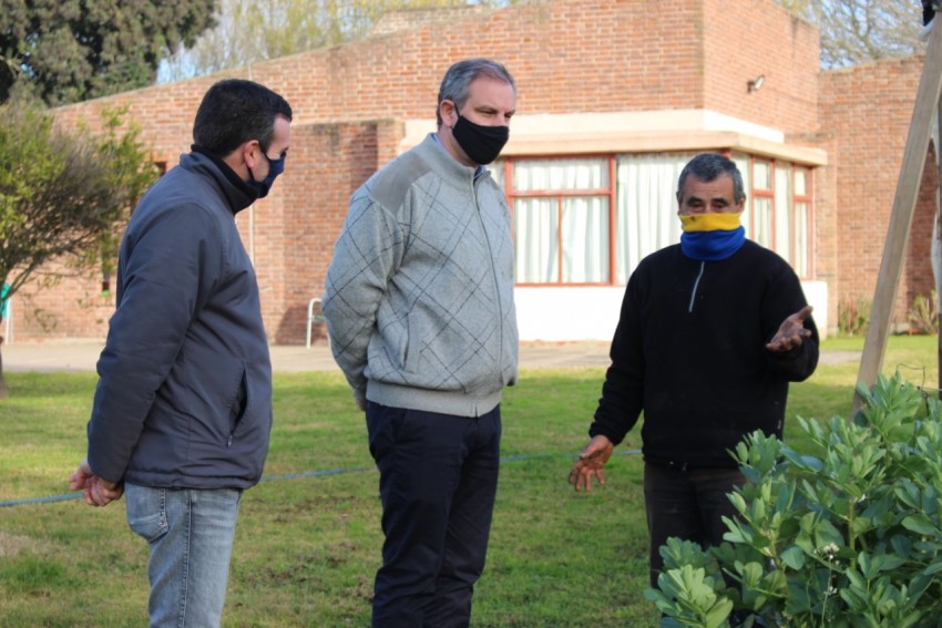 Pedro Camargo, un vecino que se sumó a la iniciativa, aprendió a produ